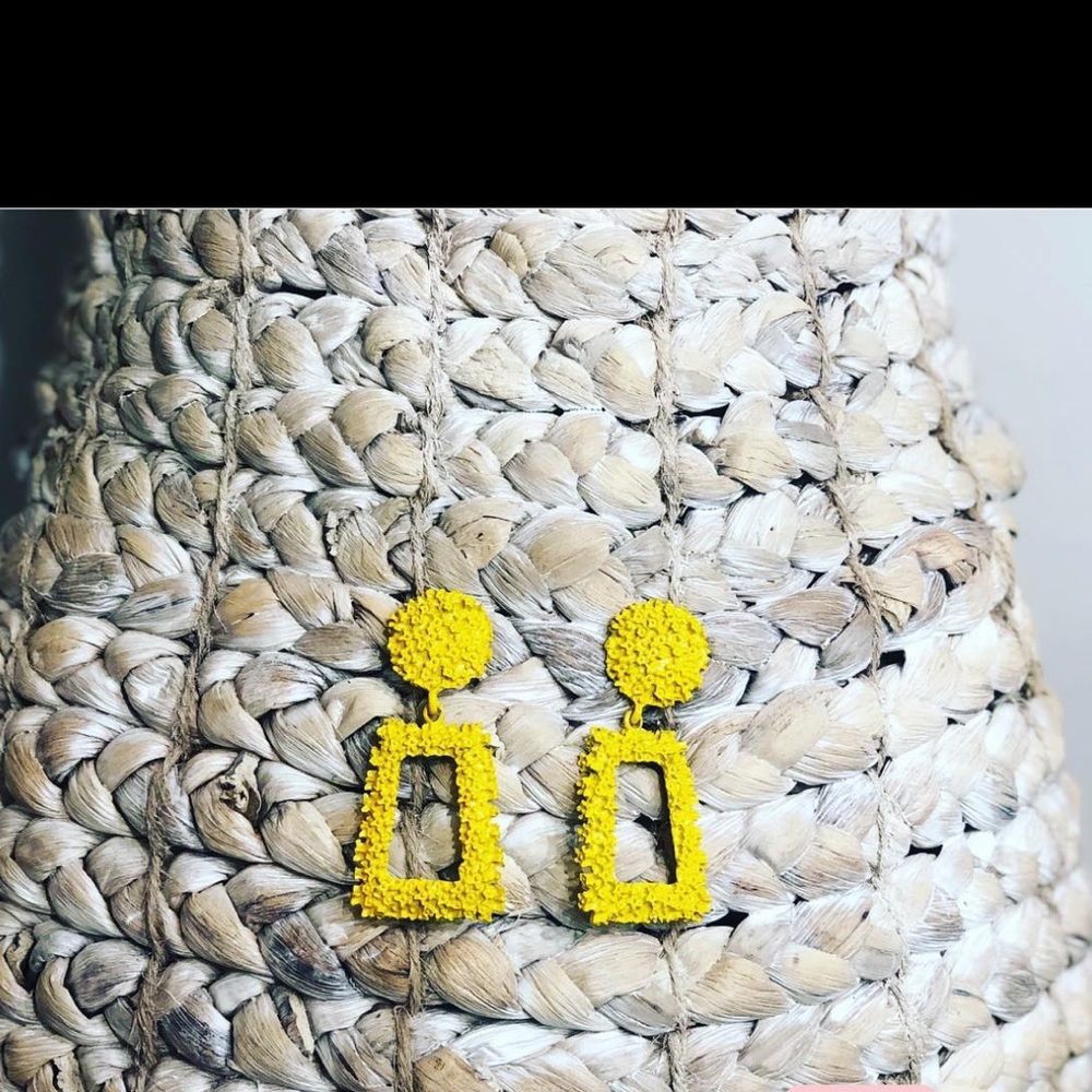 Textured earrings - Picture 3 of 3